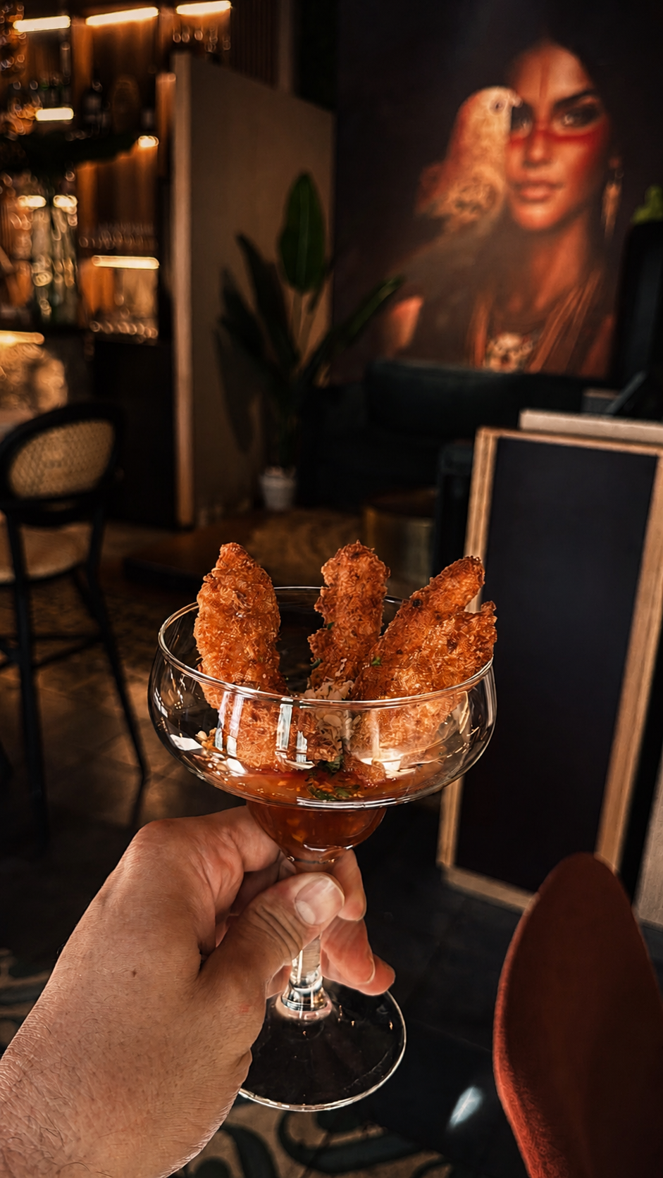 Camarones empanados en vaso de cocktail en Taigüey