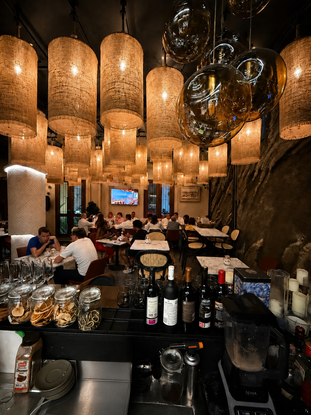 Interior de Taigüey Cocktail Bar & Kitchen